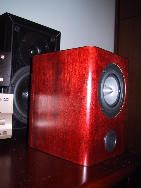 Better shot of the nice wood finish (cherry/red mahogany stain)