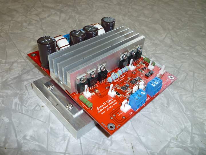 New SDS-450 amp module with improved heat handling capabilities to prevent premature tripping of the protection circuit. Notice the larger heatsink pontoons and resistors moved off the circuit board (these generate considerable heat).