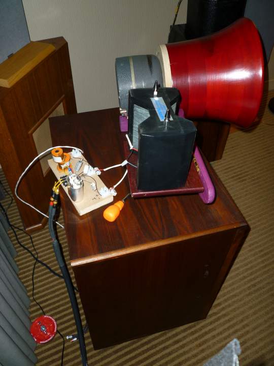 Southeast Michigan Audio Club (SMAC) room at AKFest 2012 featuring DIY speakers using Heil drivers from a pair of AMT-1 speakerrs (see Mwhell's room to find out what happened to the bass bins :^)).