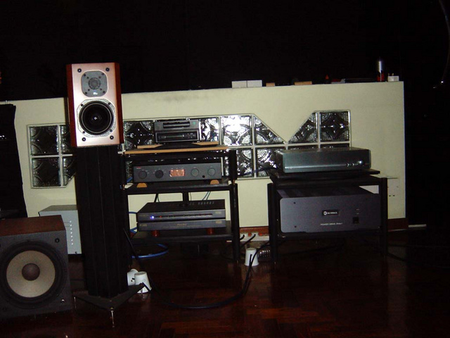 The subwoofer amp was placed above the DNA-1.