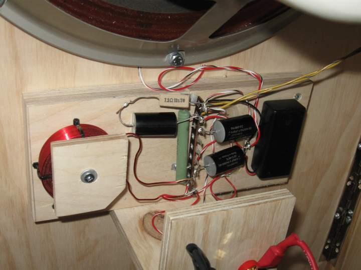 Lastest crossover 6dB/oct. Low Pass and High Pass with charged couple capacitors with a 9volts batt.