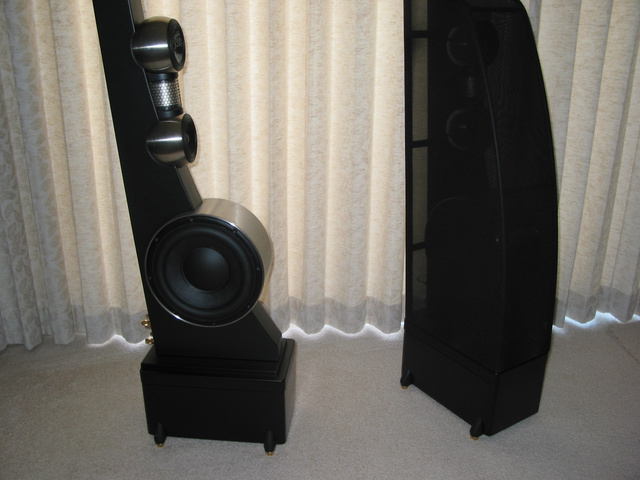 Gallo Ref3.1 speaker and stands