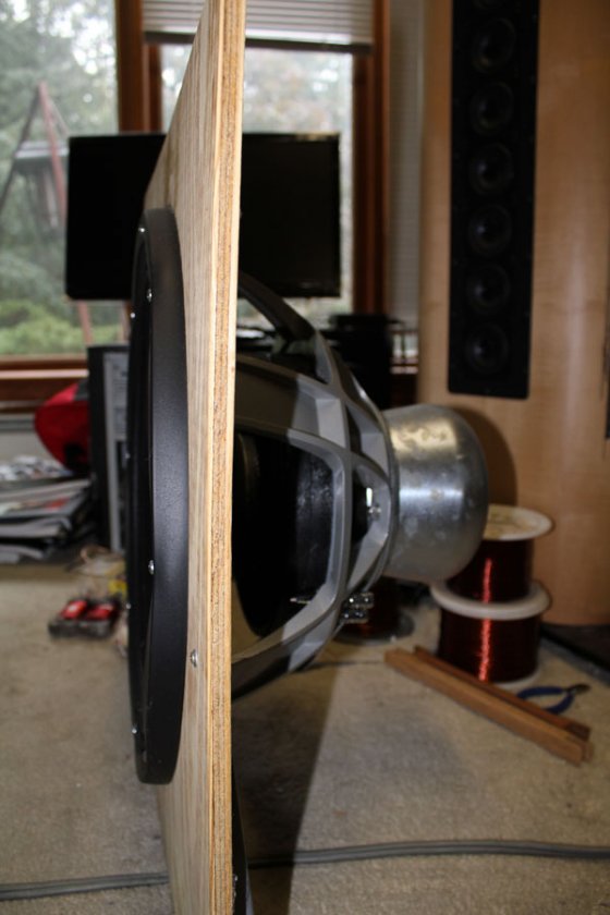 Pict TC Sounds 18'' Neo on 2x2 plywood