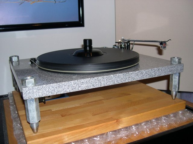 Initially made by Hollywood Sound in Florida, this 1" Corian plinth uses a VPI MK III platter, stand alone Aries motor and a Moerch DP6 tonearm and Dynevector 20X-H cartridge. Its standing on a 1" maple board with large bubble wrap underneath. All that on my DIY seismic sink stands.