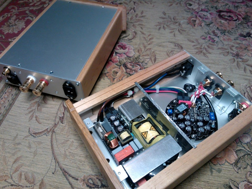 The insides. I seem to have lost the speaker termination screws... Replaced them with standard screws but will have to get/find proper ones.