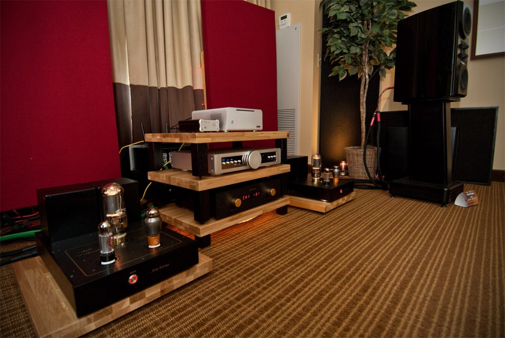 The Vapor Audio Stiff Breeze setup at Axpona Chicago 2013