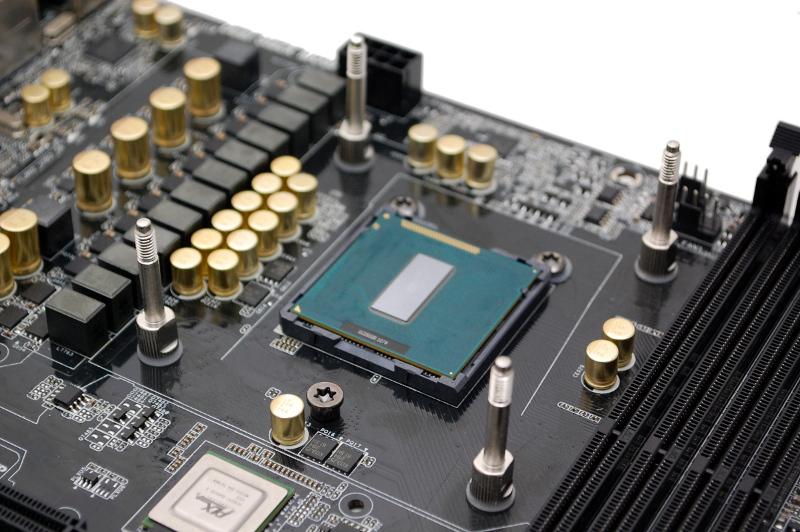 a cleaned CPU without IHS