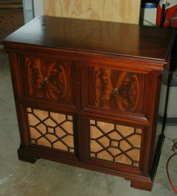 1946 Magnavox - AM / SW / TT - CHERRY CONDITION - this one resides in the bedroom now (the only console deemed nice enough to live 'upstairs' : )