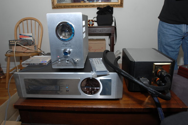 Cayin headphone amp and Tube CDplayer. Shek's 45W powersupply next to it.