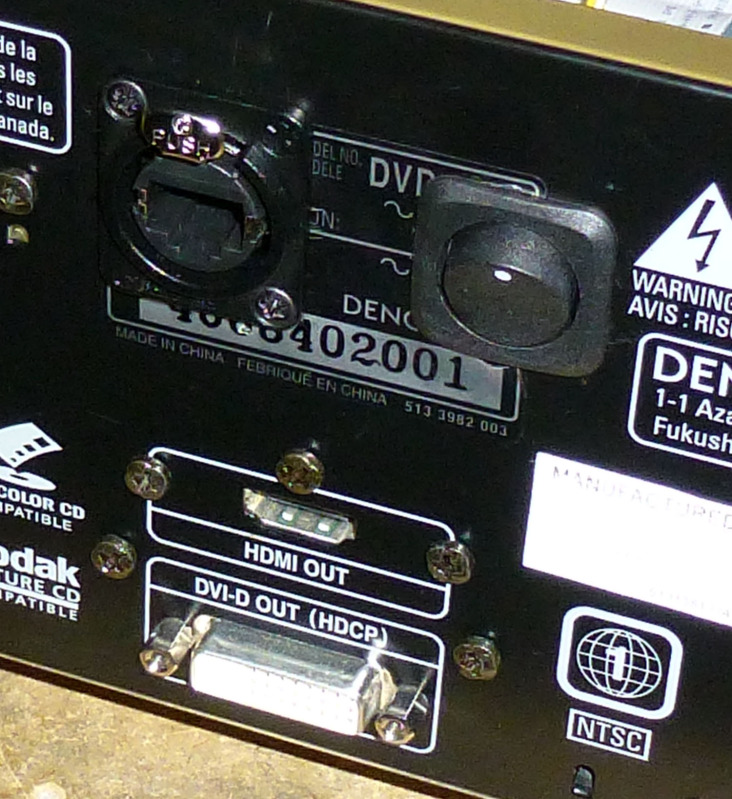 A Twisted Pear Teleporter is used to send I2S (CD) or DSD (SACD) to DAC via Cat network cable. The switch is used to select I2S or DSD output.