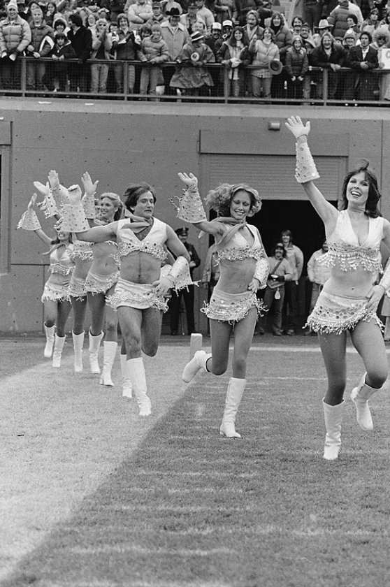 the-denver-broncos-cheerleaders-at-the-end-of-the-70s--yes-thats-robin-williams-running-out-with-them