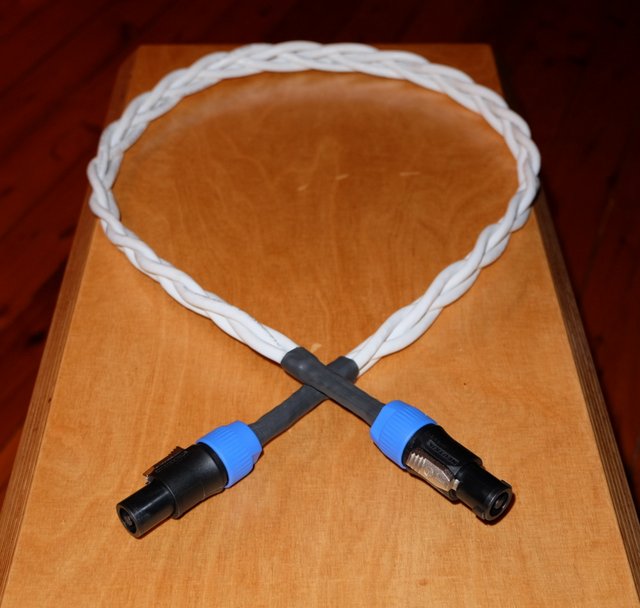 Cable using speakon connectors