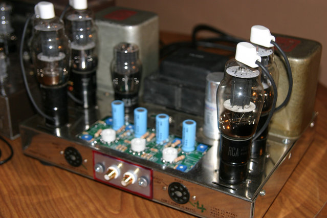 AK Member Room - Kegger - No, it's not an ST-70. Those are TV tubes with custom sockets built by Kegger. He says the wide bandwidth of these tubes (much greater than needed for audio) means he can keep them running well within their linear range.
