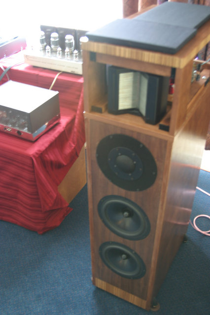 AK Member Room - MarkusIII - DIY speakers with Heil tweeters.