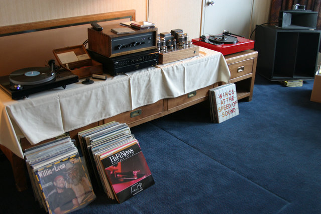 NOS Valves Room - Klipsch LaScalla based speakers, VRD amps, Juicy Blueberry preamp and Music Hall MMF-7 turntable.