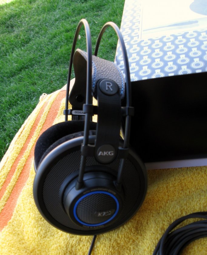 AKG 4