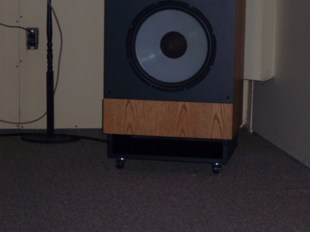 Enlarged ST/R bass slot