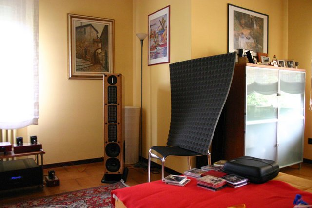 Right channel - The right side is waiting for the definitive panel which will be thicker, more rigid, and 2 meters tall. The black foam panel will sit on the bass trap placed in the right corner, behind the speaker