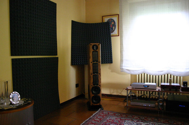 Left channel - The black foam panel behind the speaker is in his definitive listening position already. The wall is still waiting for the same white, rigid, 2 meters tall panel.