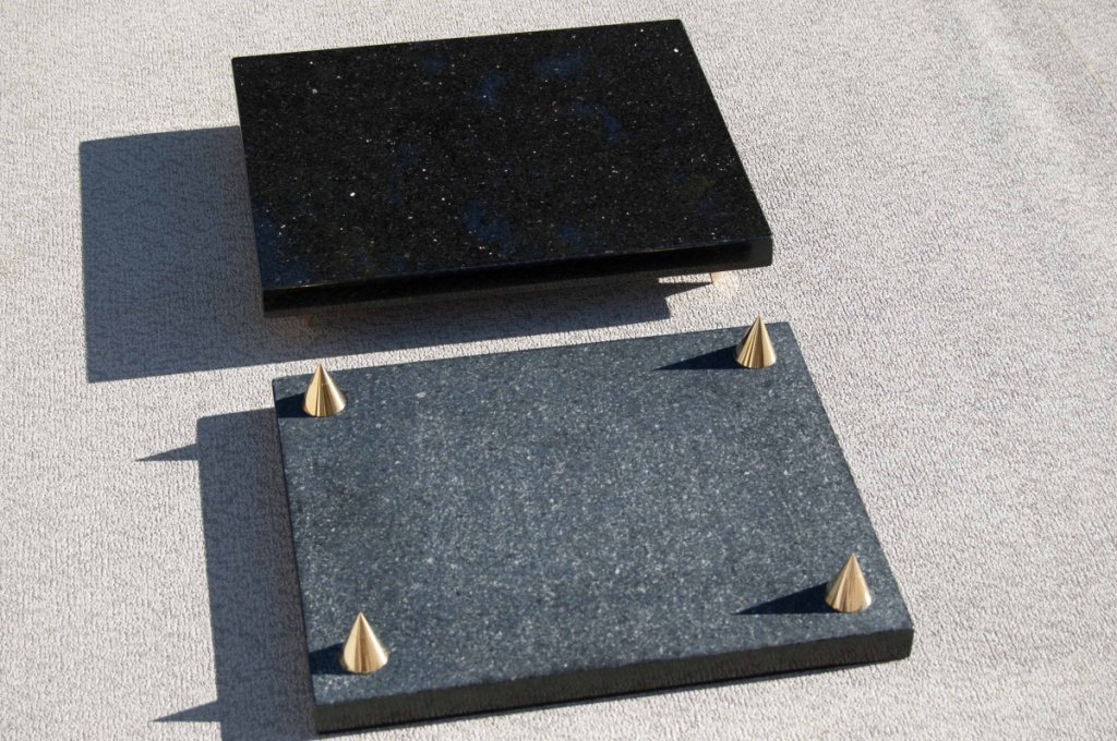 Speaker plinth
